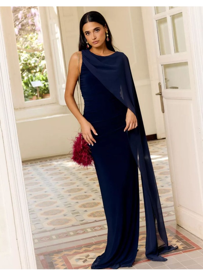 Vestido largo de invitada con cuello redondo y detalle de capa azul marino