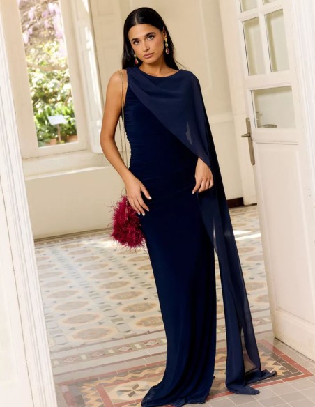 Vestido largo de invitada con cuello redondo y detalle de capa azul marino