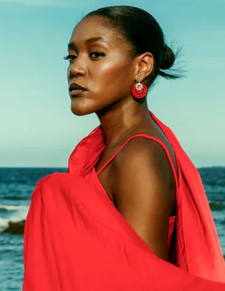 Boucles d'oreilles dorées faites à la main avec double anneau et perles rouges