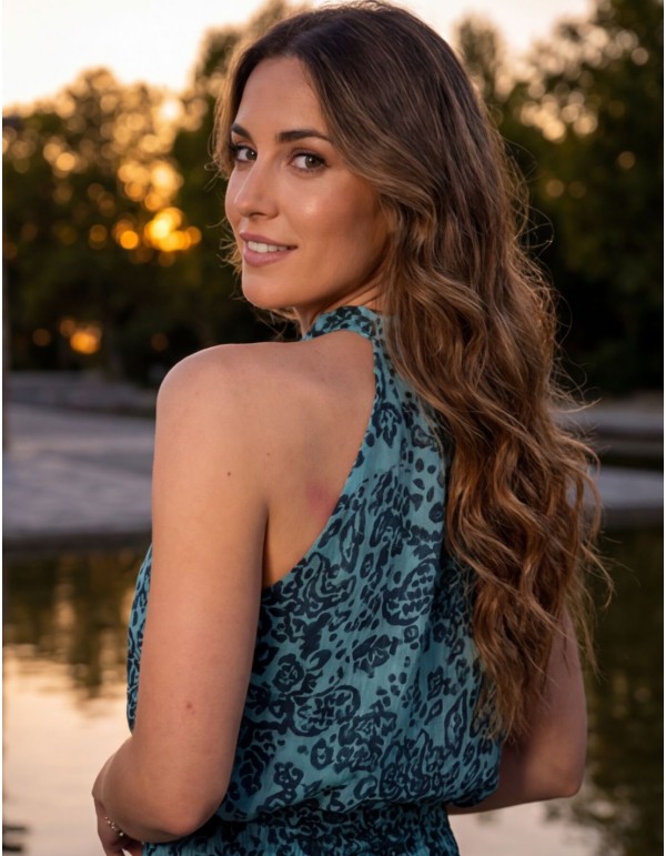 Conjunto de dos piezas azul estampado con cuello halter y falda fluida 2