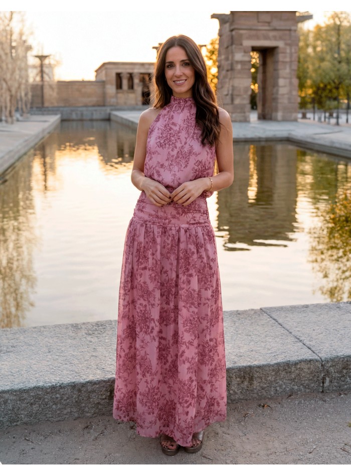 Tenue d'invitée avec dos nu et jupe longue imprimée dans les tons roses
