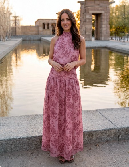 Guest ensemble with halter top and long skirt printed in pink tones