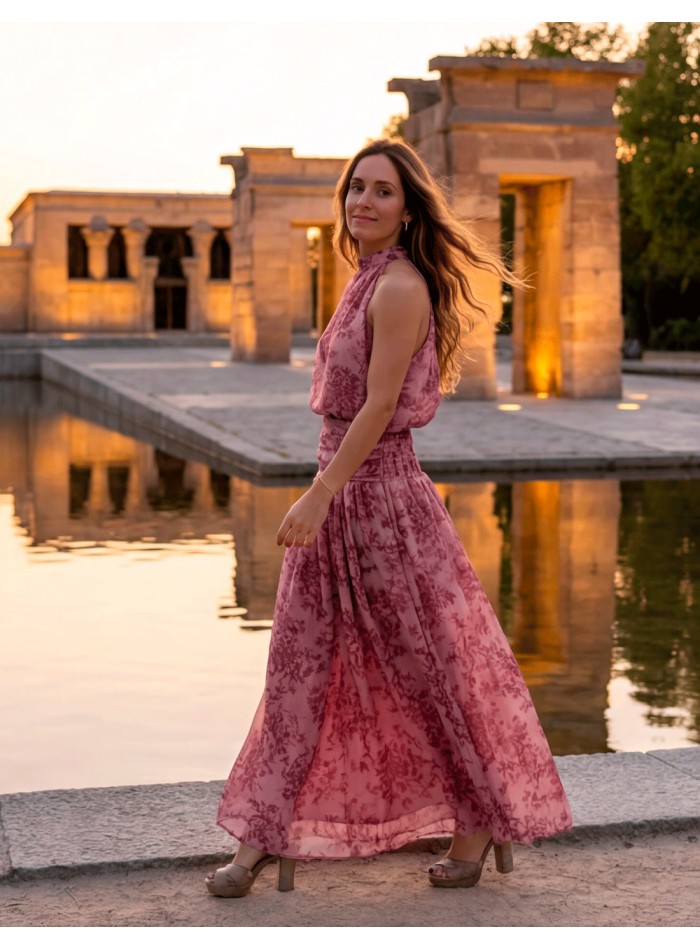 Two-piece set with halter top and long skirt printed in pink tones. An elegant, romantic and very flattering look.