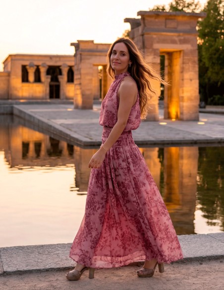 Two-piece set with halter top and long skirt printed in pink tones. An elegant, romantic and very flattering look.