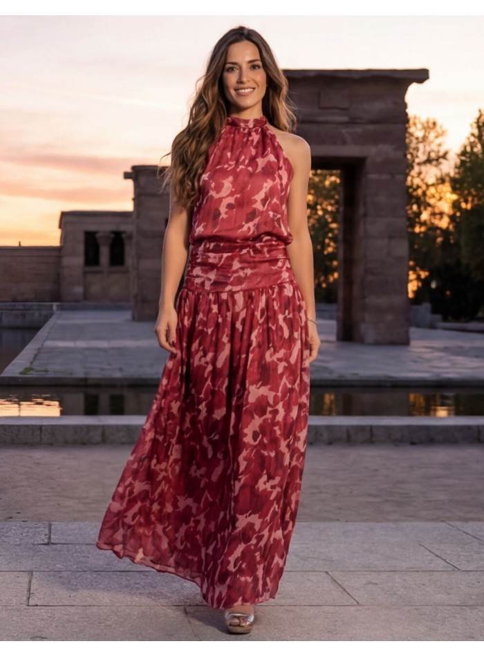 Conjunto estampado en tonos rojo y rosa con cuello halter