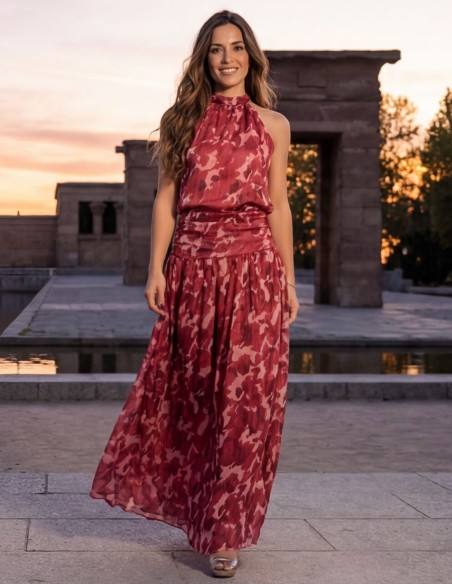 Conjunto estampado en tonos rojo y rosa con cuello halter