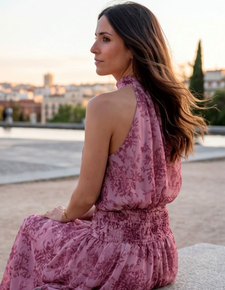 Conjunto de invitada con top halter y falda larga estampada en tonos rosa