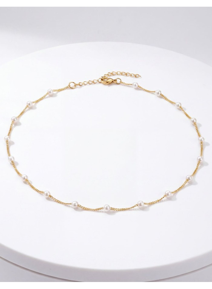 Collar de fina cadena de acero lacado en oro con perlas sintéticas
