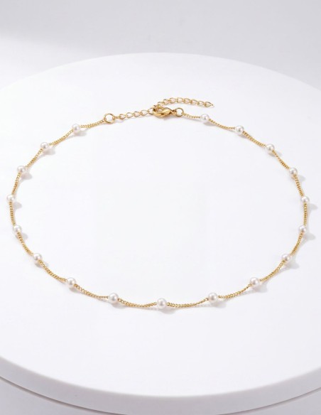 Collar de fina cadena de acero lacado en oro con perlas sintéticas