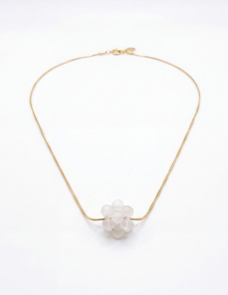 Colgante con fina cadena de acero con baño de oro y con cuarzo en blanco