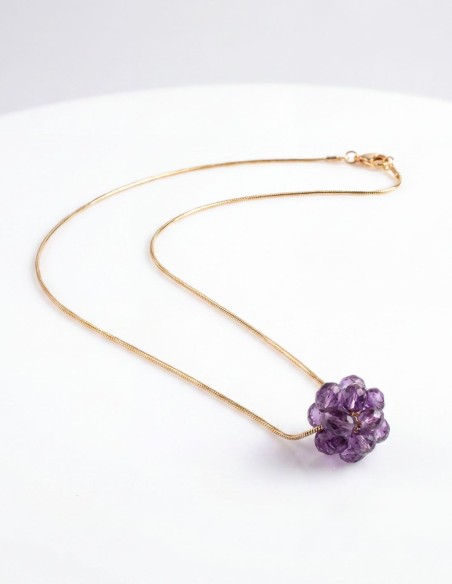 Colgante con fina cadena de acero con baño de oro y con amatista