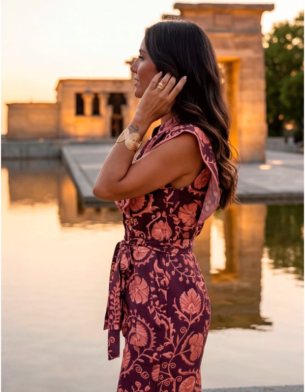Conjunto de invitada con pantalón y top estampado en tonos naranja y morado 2