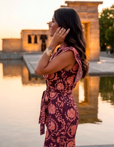 Tenue d'invité avec un pantalon et un haut imprimé dans les tons orange et violet