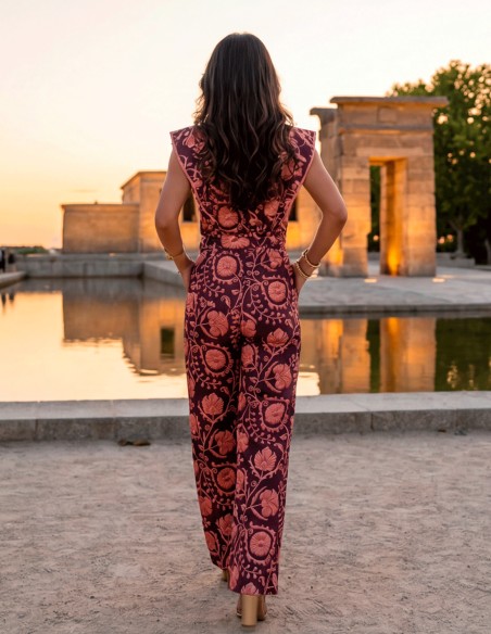 Tenue d'invité avec un pantalon et un haut imprimé dans les tons orange et violet