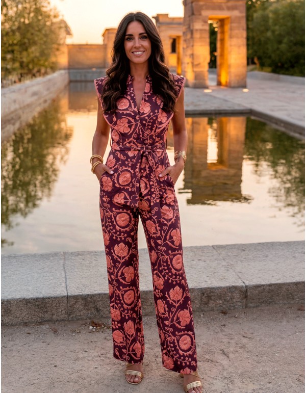 Tenue d'invité avec un pantalon et un haut imprimé dans les tons orange et violet