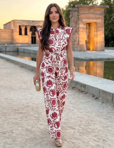Conjunto de invitada con pantalón y top estampado en tonos vino