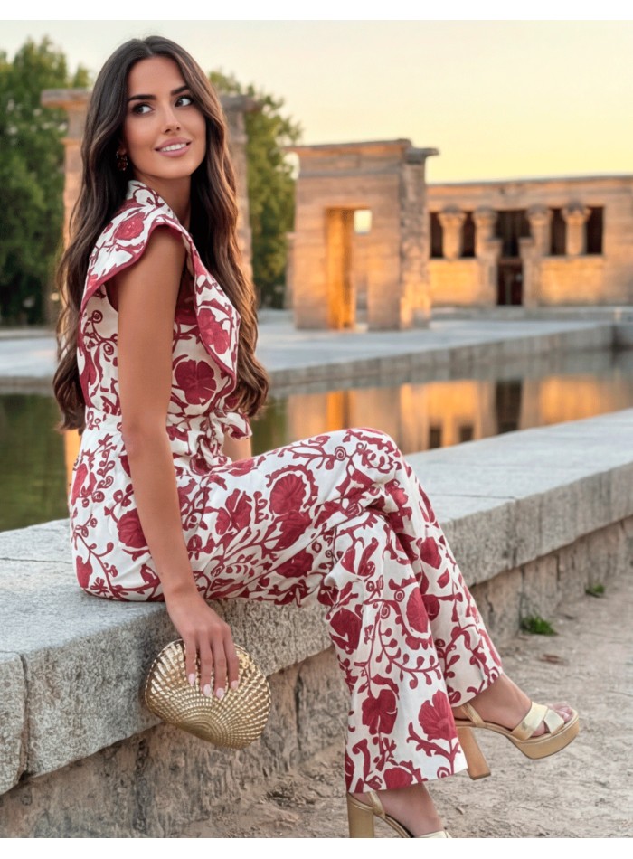 Set of pants and printed top in wine tones. An elegant, sophisticated look, perfect for guests looking for style and comfort.