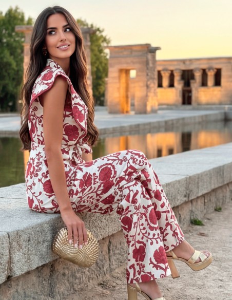 Conjunto de invitada con pantalón y top estampado en tonos vino