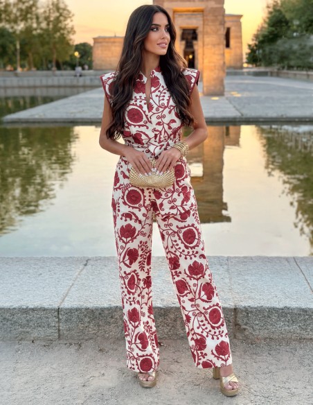 Tenue d'invité avec un pantalon et un haut imprimé dans les tons de vin