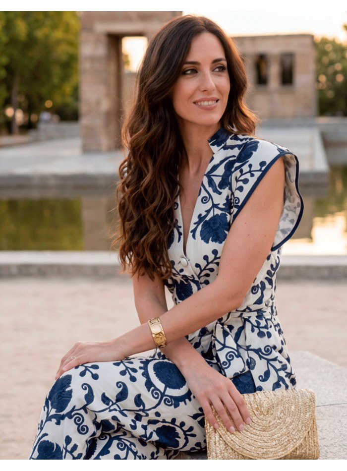 Ensemble invité avec un pantalon bleu marine et un élégant haut imprimé