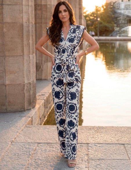 Ensemble pantalon bleu marine et haut imprimé. Un look élégant, sophistiqué et très polyvalent pour les invités.