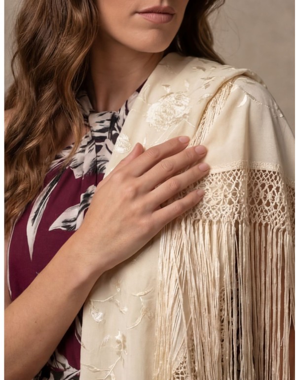 Mantón de Manila beige bordado a mano con flecos artesanales 2