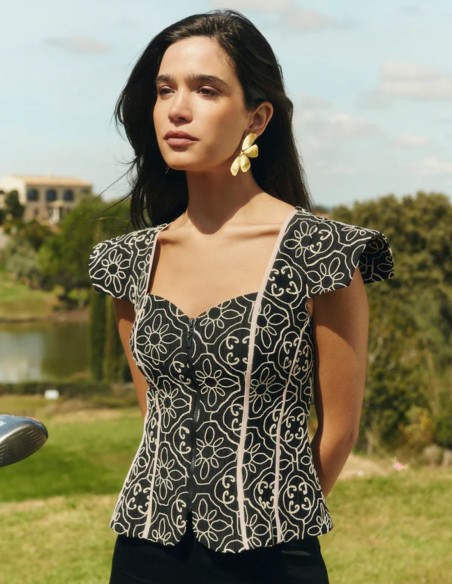 Top con estampado geométrico y floral en negro y crudo