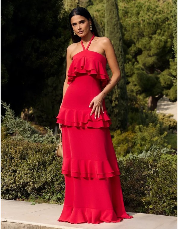 Longue robe rouge à volants en cascade et encolure licou
