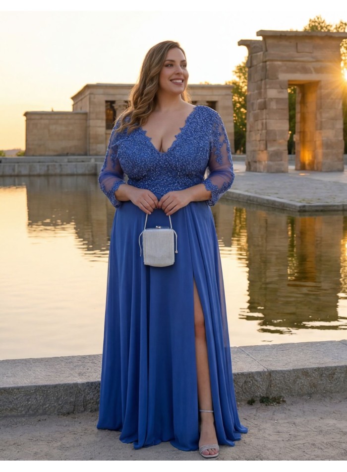 Vestido largo azul con bordado y pedrería y mangas transparentes