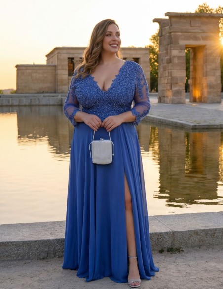 Vestido largo azul con bordado y pedrería y mangas transparentes