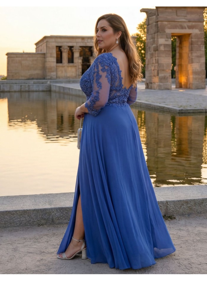Longue robe bleue avec broderie et strass