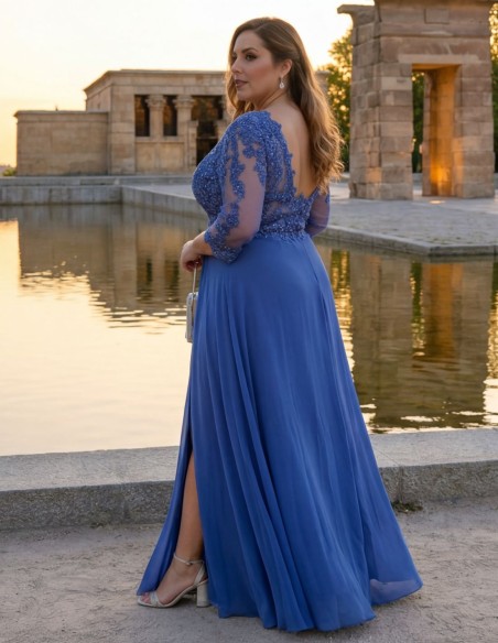 Longue robe bleue avec broderie et strass