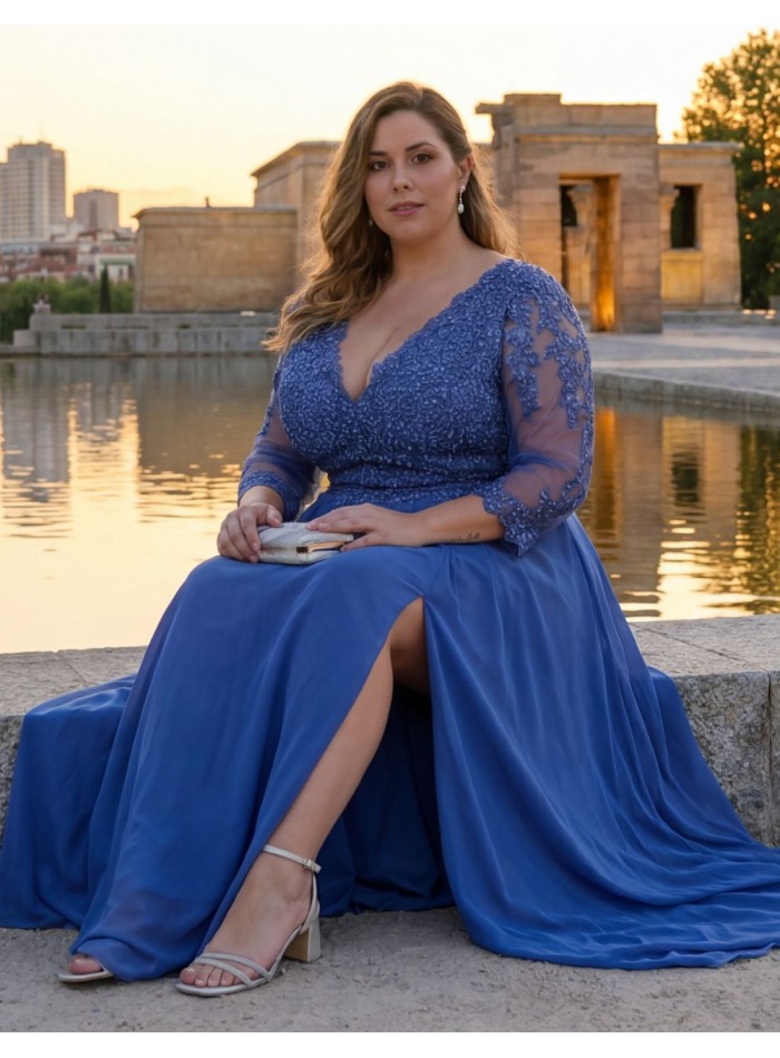 Longue robe bleue avec broderie et strass
