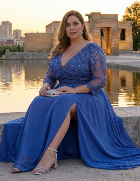 Longue robe bleue avec broderie et strass