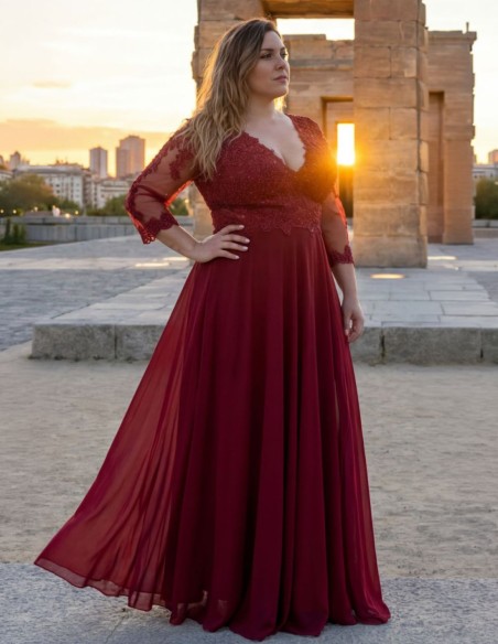 Longue robe bordeaux avec broderie et manches transparentes