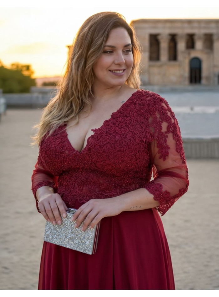Longue robe bordeaux avec broderie et manches...