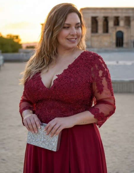 Longue robe bordeaux avec broderie et manches transparentes