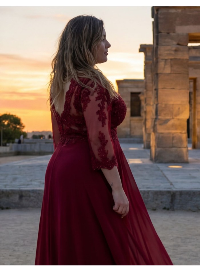 Longue robe bordeaux avec broderie et manches...