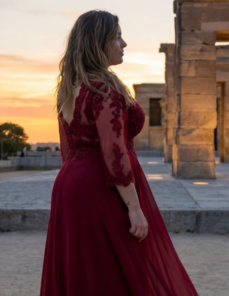 Vestido largo burdeos con bordados y mangas transparentes