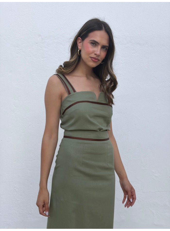 Conjunto de dos piezas color caqui con bordados marrones para invitada