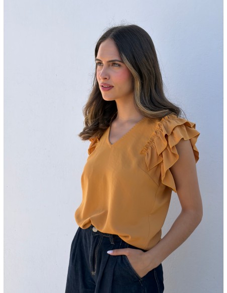 Blusa con escote sutil en pico y mangas de volantes mostaza