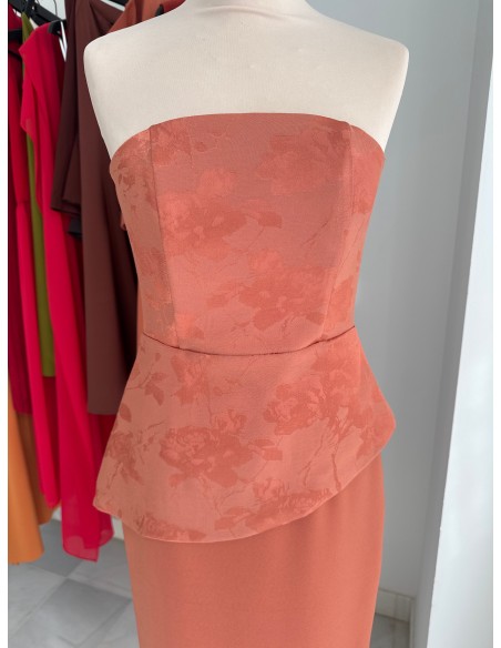 Set de dos piezas con top asimétrico y falda midi