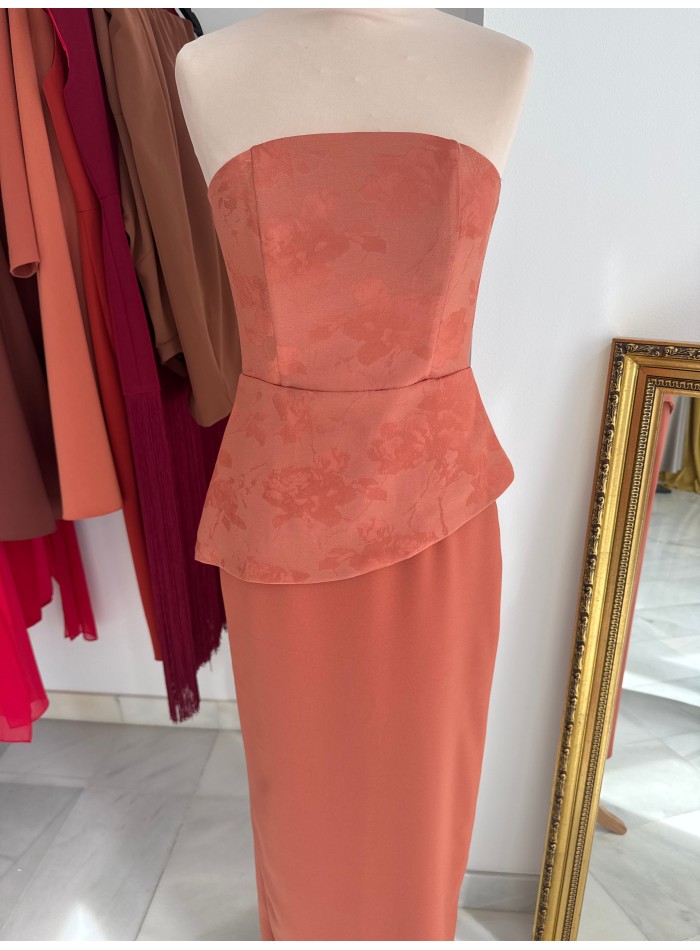 Set de dos piezas con top asimétrico y falda midi color teja