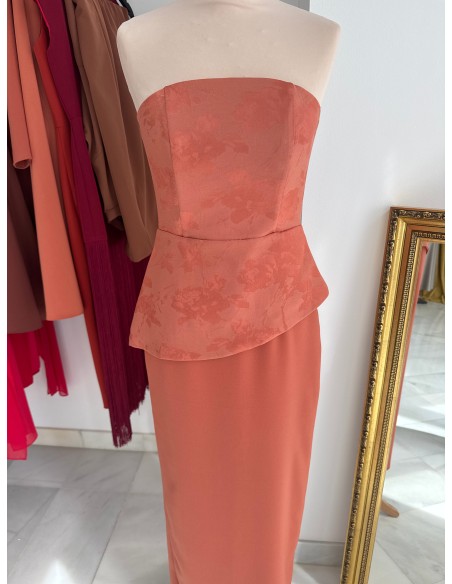 Set de dos piezas con top asimétrico y falda midi color teja