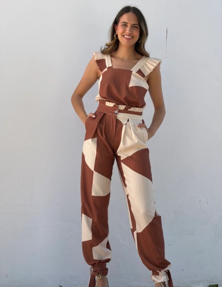 Conjunto de invitada estampado en tonos beige y marrones de top y pantalón bombacho
