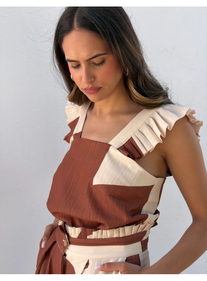 Conjunto de invitada estampado en tonos beige y marrones de top y pantalón bombacho