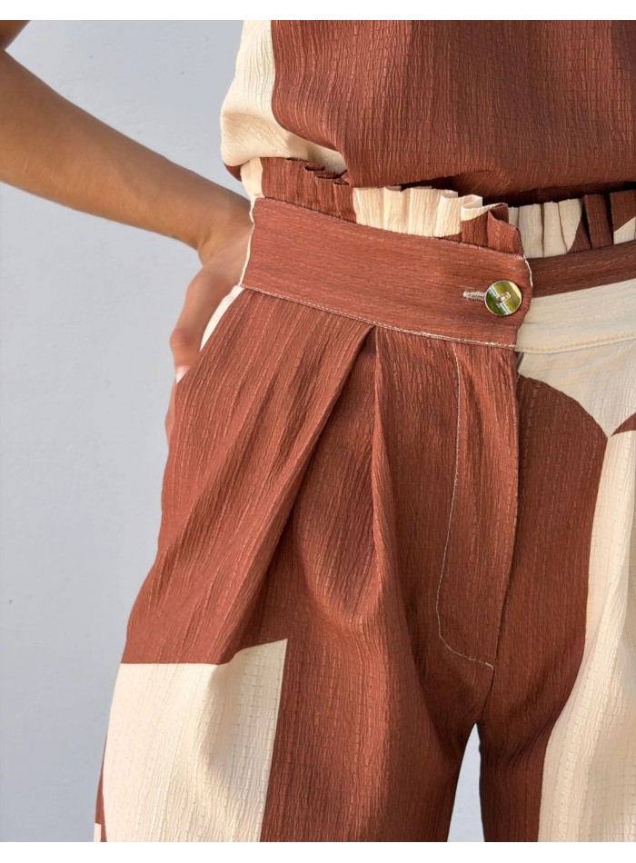Ensemble imprimé dans les tons beige et marron...