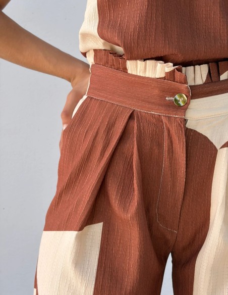 Ensemble imprimé dans les tons beige et marron composé d'un top et d'un pantalon bloomer