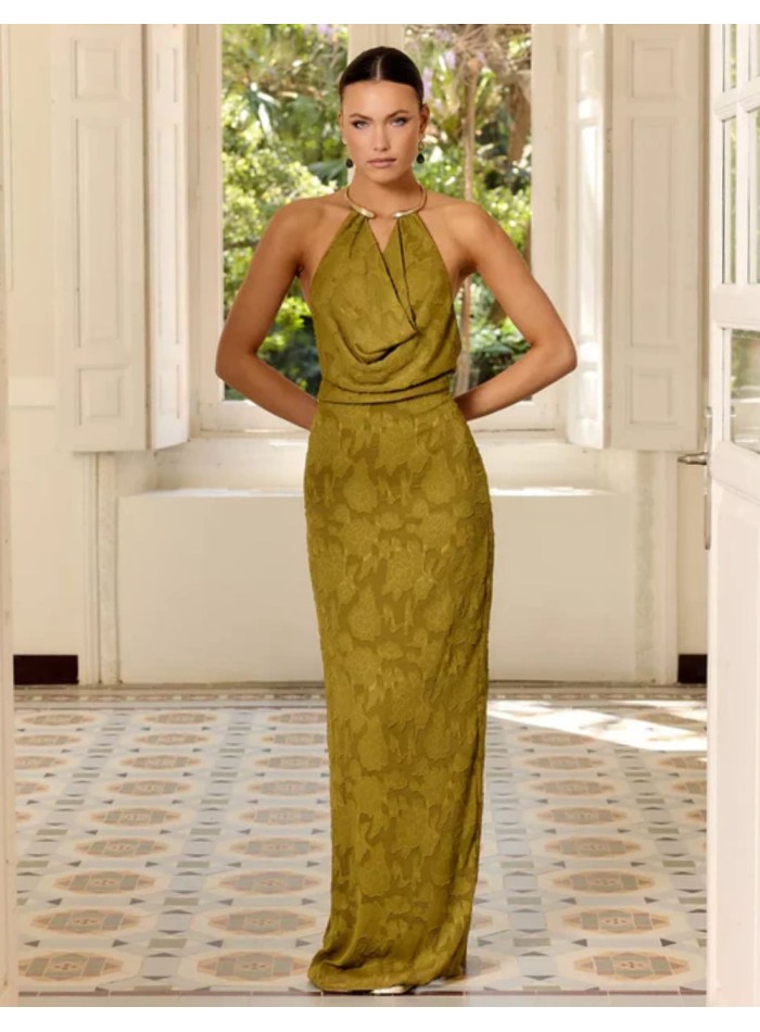 Vestido largo verde pistacho con escote halter drapeado y espalda descubierta
