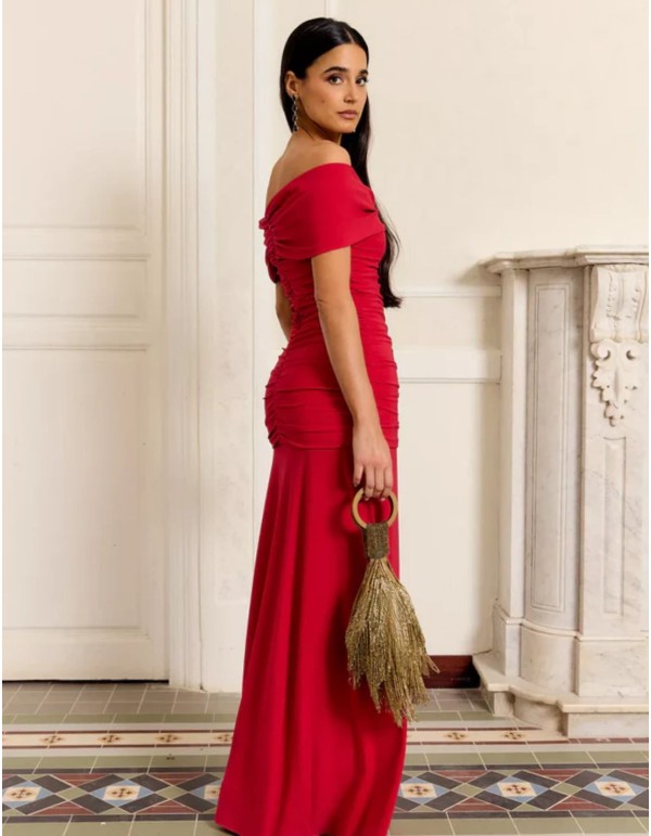Vestido largo rojo sirena con escote bardot drapeado 2